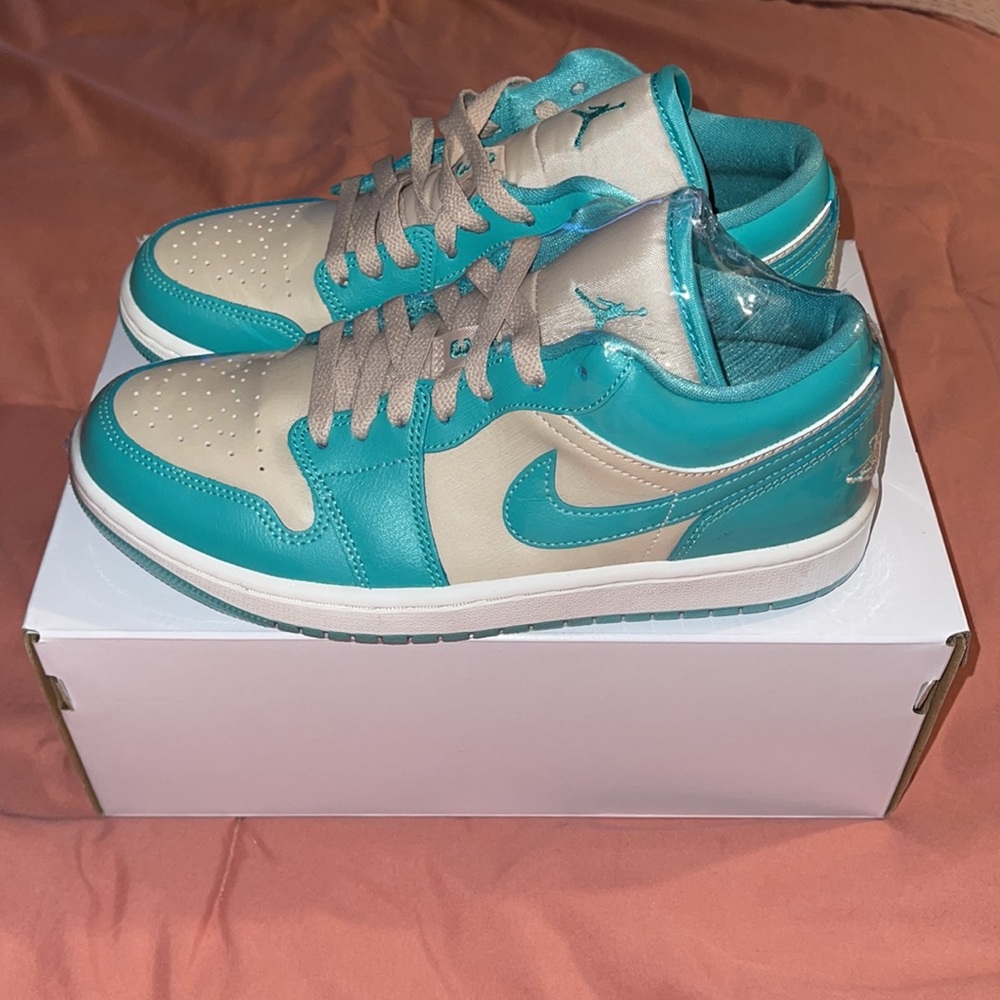 Air Jordan 1 Low Tropical Size 8 sneakers*** BRAND NEW NEVER WORN***